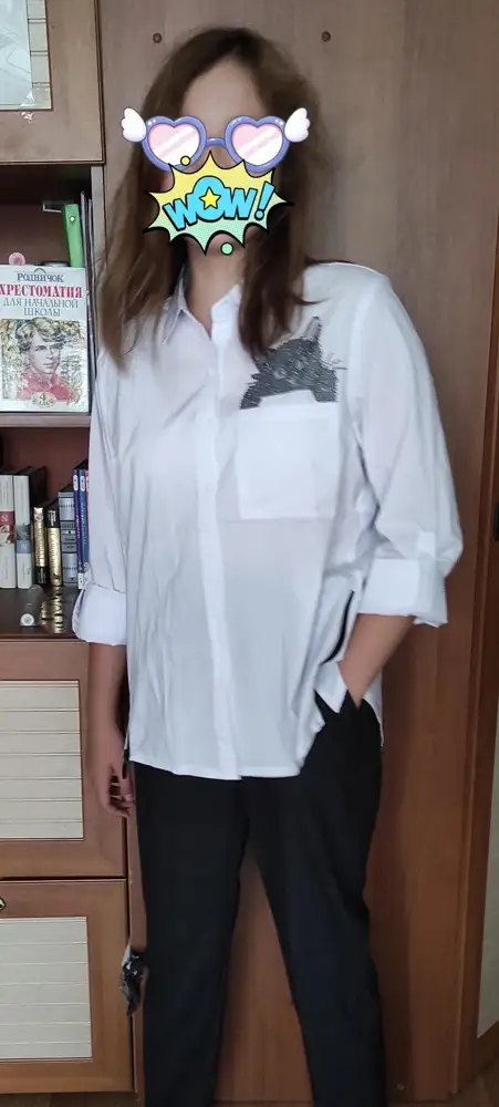 Модель оверсайз. У дочки размер 42, переходящий в 44. Подошла отлично.Ребенок рад.