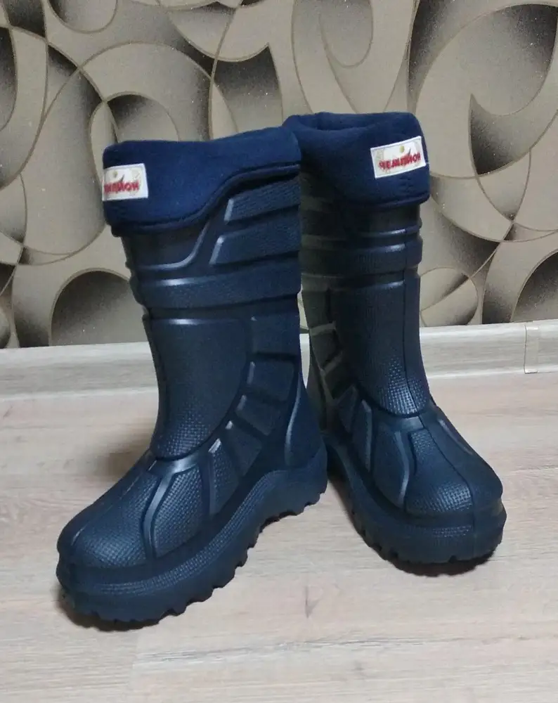 Сапоги хорошие, лёгкие, но с размером как-то... Заказали 2 размера: 36/37 и 38/39. Первый с сапожком мал, без него отлично. А второй размер- с сапожком самое то, а без... ооочень велики. Взяли те,что больше. Впереди осень, будет норм.