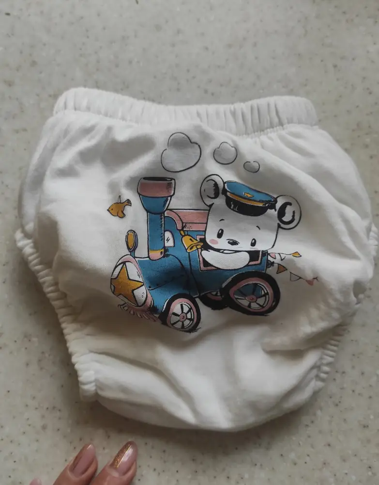 Промокают на сквозь сразу и мокнет то на чем сидит ребёнок. Малышу 1,5 года. Обычные 2-х слойные трусики