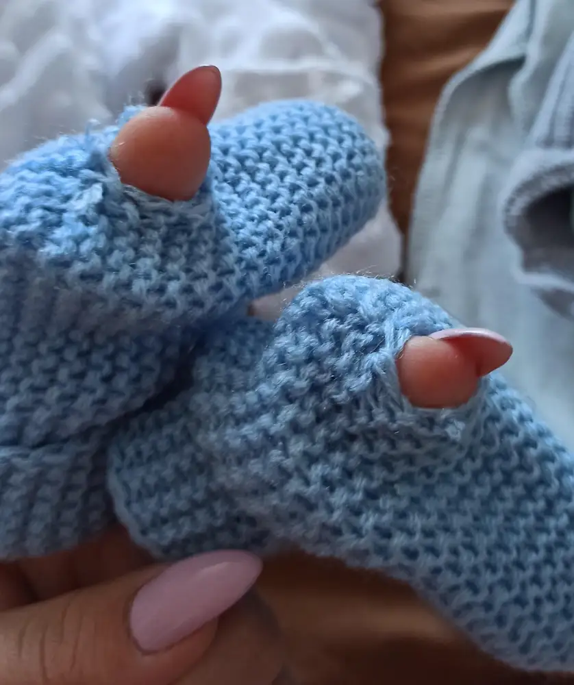 Пинетки визуально красивые но пятки выдярые, никак не исправить, нитки прям разорваны, обидно, хотела на выписку