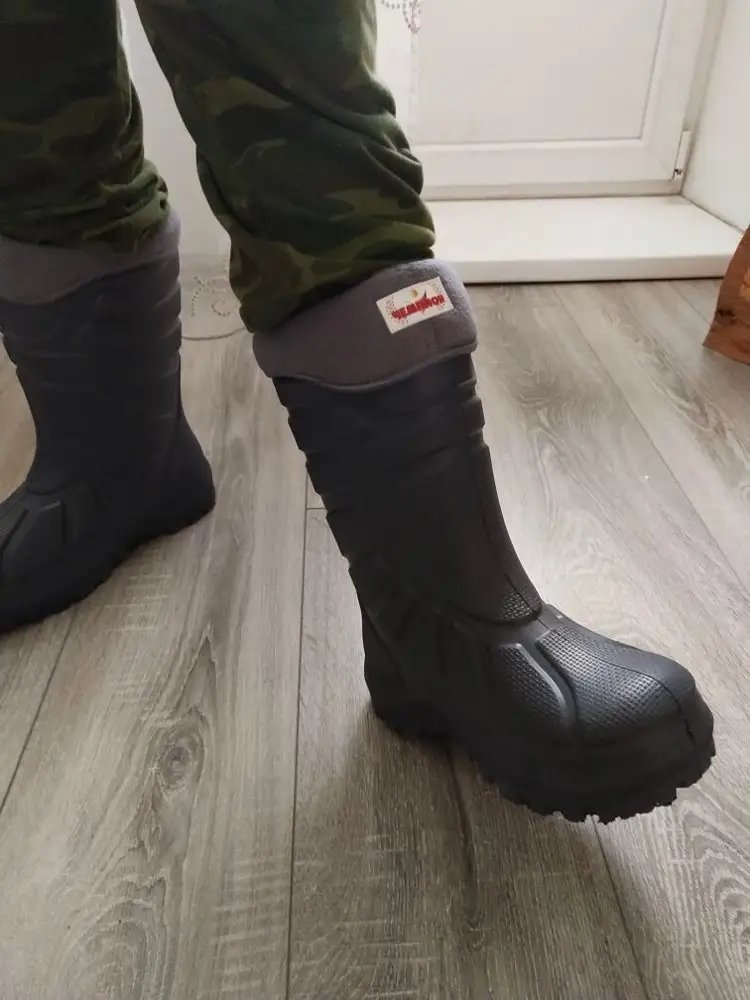 Ожидала лучшего! Ожидания не оправдались((( На фото выглядят намного аккуратнее и симпатичнее. В реале на ноге смотрятся огромными,  куда  в них ходить , не понятно. Если только в лес или на дачу, ну или если вы загородом живёте. У ребёнка стопа 23,5-24 см , обычно беру ему 37-38, по отзывам взяла 39-40. Огромные пвх сапоги, а внутренний сапожек с небольшим запасом.  Поэтому перезаказывать на меньший размер нет смысла.  Жаль, очень понравились по фото эти сапожки((((   ФОТО прилагаю ( для сравнения одели старые сапоги). 