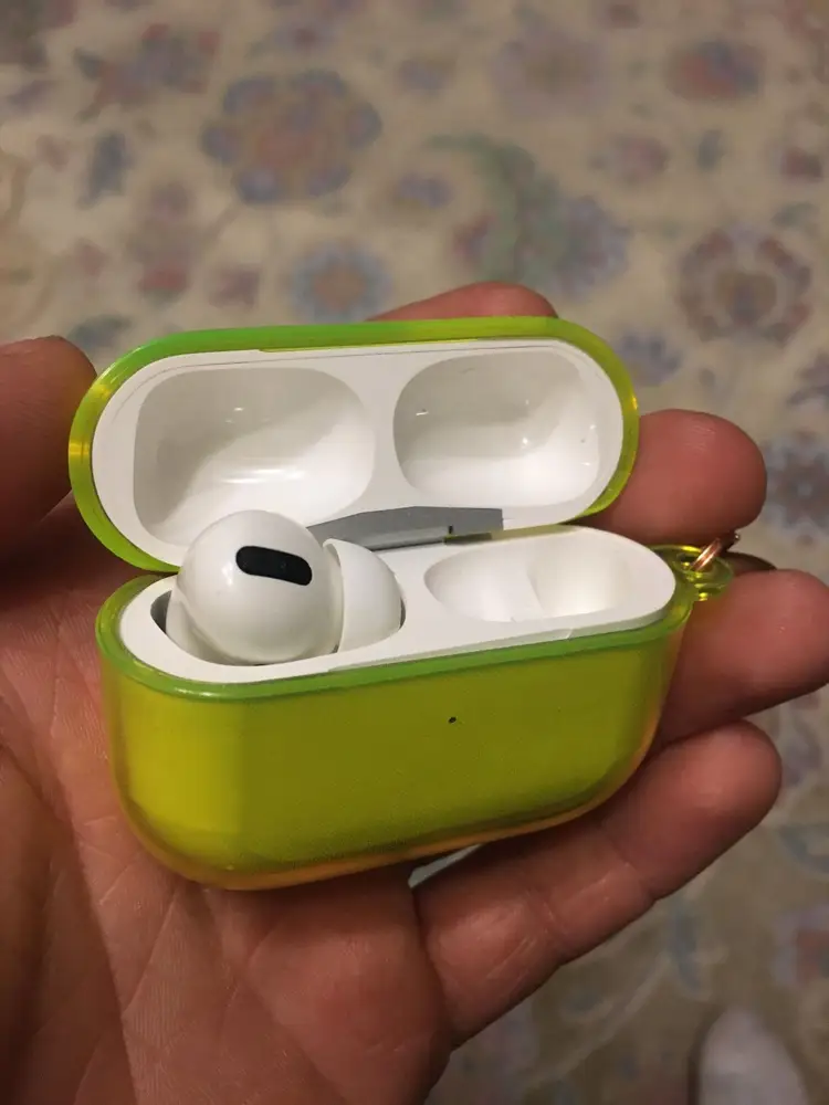 Крутые наушники! Точная копия AirPods PRO! Шикарный звук, прекрасный функционал и идеальная совместимость с iPhone! Приятная комплектация , пластик приятный на ощупь, косяков не нашёл!