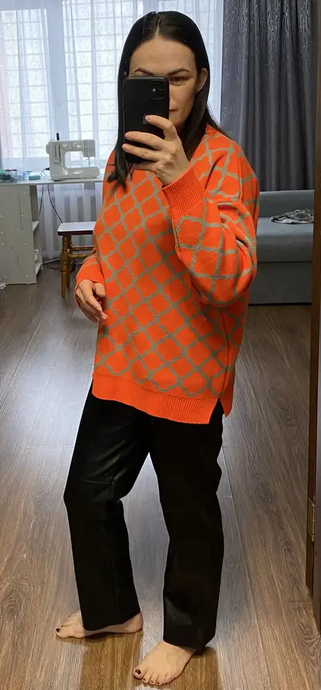 Очень понравился. Принт и модель - всё круто!!! К телу приятный. Мой размер 44