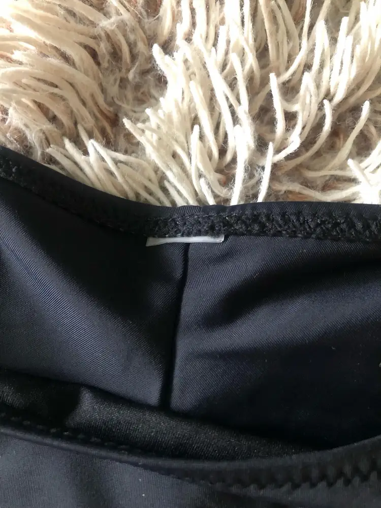 Дома заметила только, что срезан ярлычок! Очень неприятное впечатление!