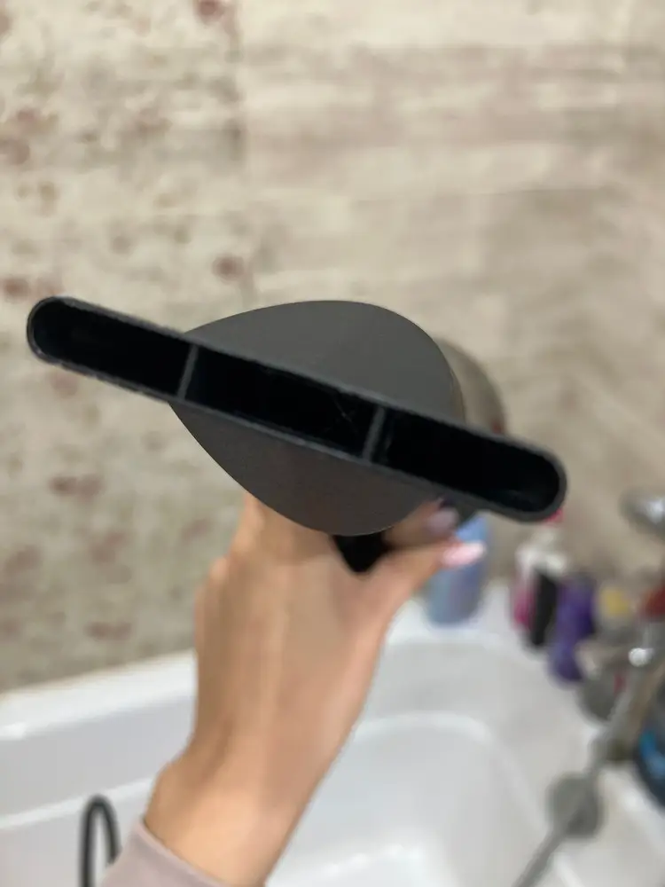 Отличный фен за такие деньги ! Практически бесшумно сушит , для моих волос мощность в самый раз, поток холодного воздуха справляется с сушкой на отлично ) посмотрим как прослужит дальше , пока минусов никаких