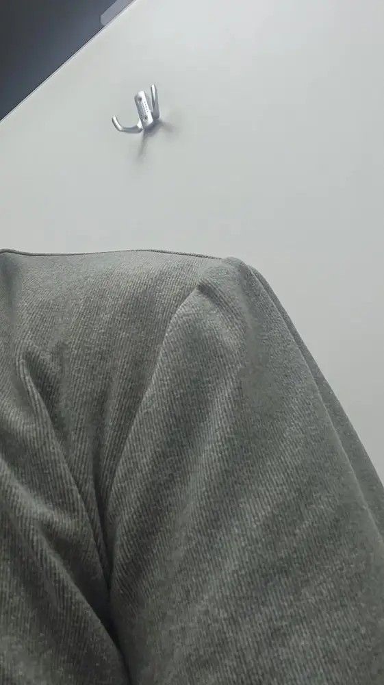 Ткань приятная, но рукава пишите ужасно. Цвет разительно отличается. Возврат.