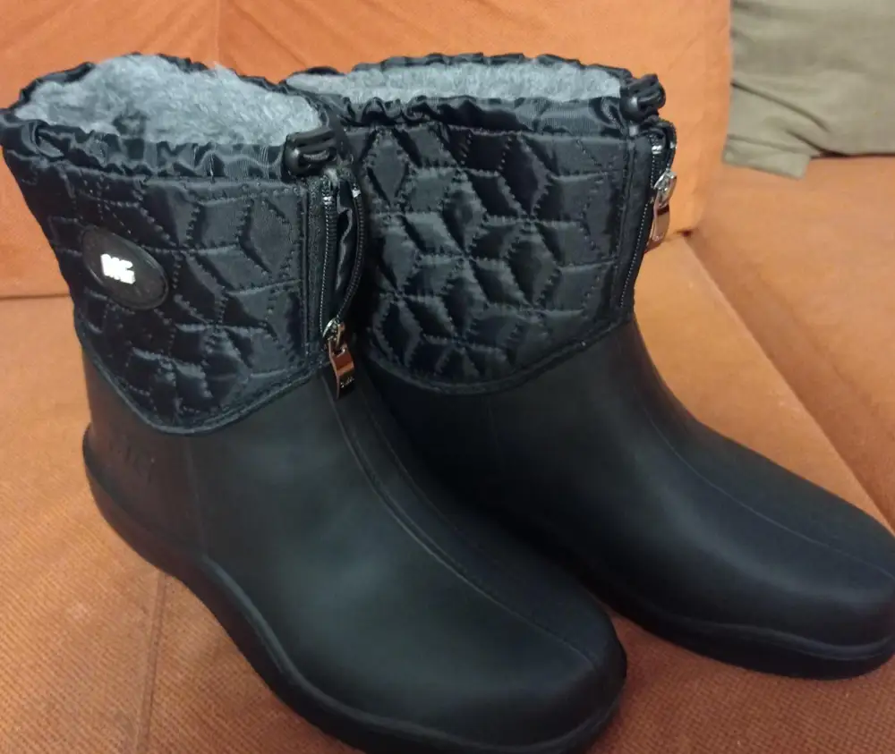 Сапожки очень хорошие,легкие ,купила за 784 рубля