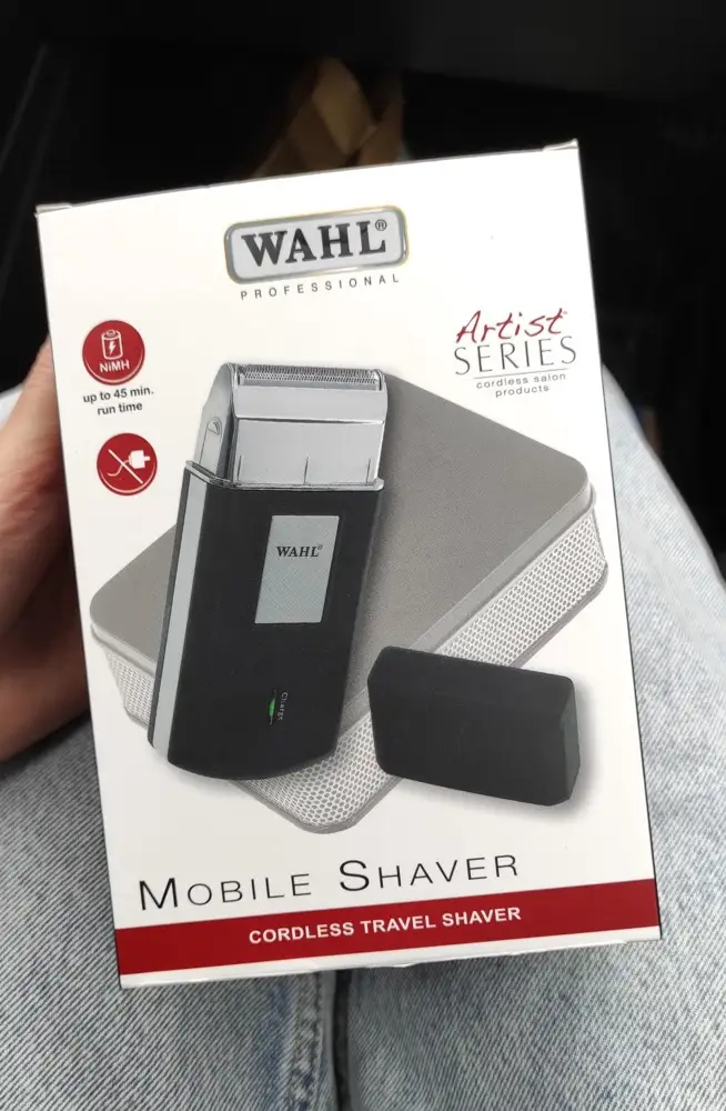 Упаковка не повреждена, зато на самом шейвере есть скол, поменять я так понимаю нельзя. Мешочек в комплекте выглядит ужасно грязно и протерто.