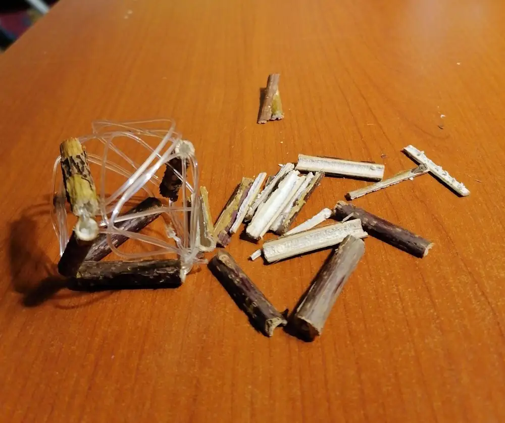 Деньги и немалые в опу, разлетелась на 5 минуте, палочки тонкие и полые, котенок тут же их разробил. Не советую.