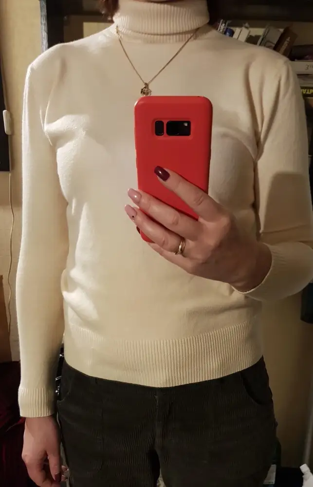 Хорошая водолазка, мягкая, тёплая, идёт размер в размер. Рукава узкие на худенькие руки. На небольшой рост, при моем 172 закрывает спину, так и хотела. Спасибо