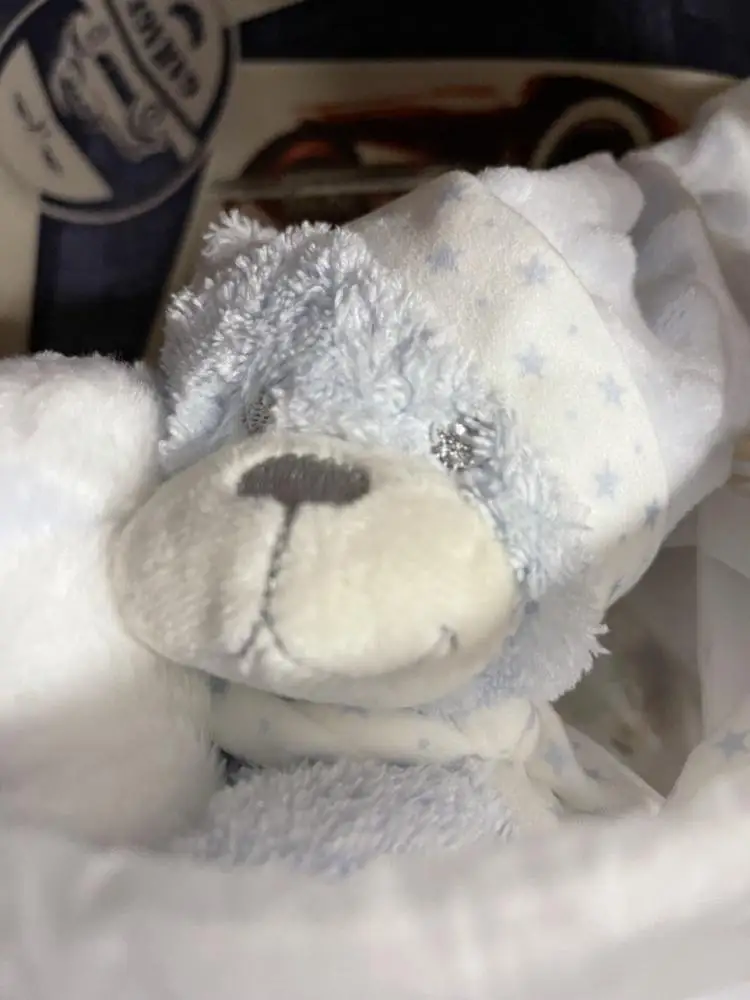 Заказал в подарок племяннику. Всё довольны. Плед мягкий, игрушка хорошая. Посторонних запахов нет.