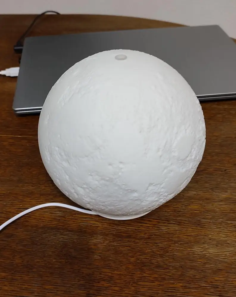 Чисто визуально всё красиво, материалы вроде тоже неплохие но... Через день стал включаться с третьего раза и самостоятельно отключаться через 2 минуты, а потом и вовсе перестал работать как диффузор, только светится, кнопками не включается вообще, только сенсором внизу. Как ночник использовать не получится точно, очень слабое свечение во всех трёх режимах. Чисто декоративная функция, не более.