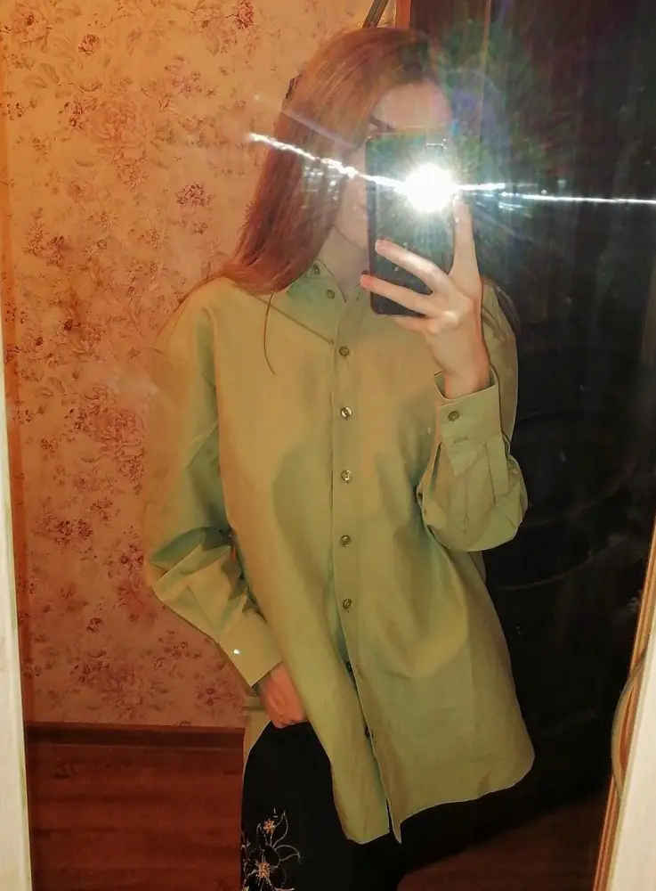 Красивая рубашка, приятный материал, цвет очень понравился! Швы выполнены аккуратно, нитки не торчат. Также порадовала быстрая доставка. Спасибо, буду заказывать ещё!