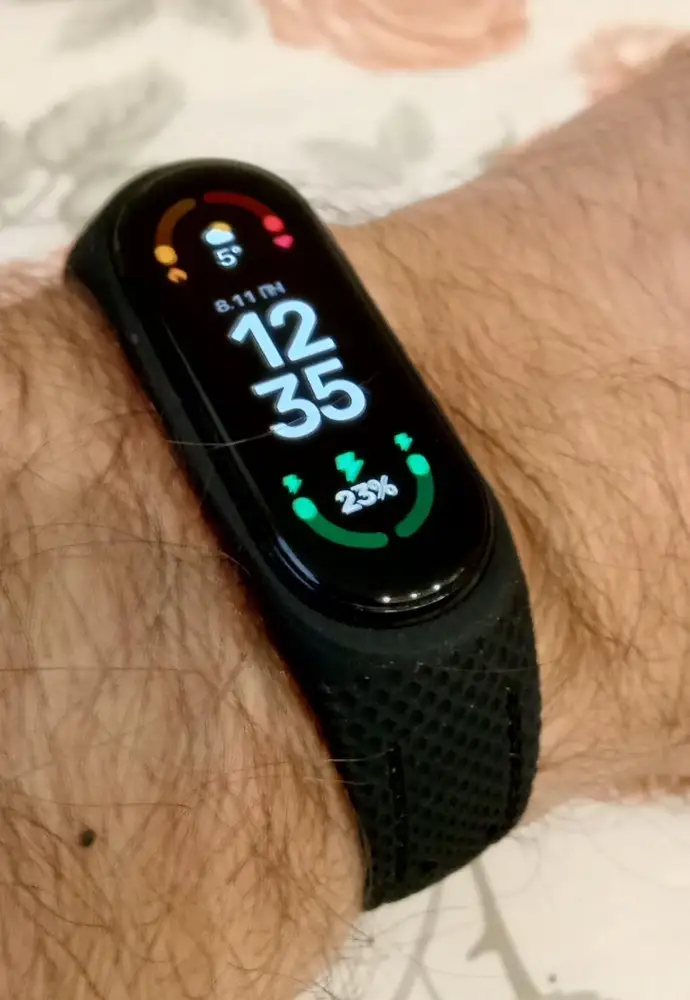 Спокойно сел на mi band 6