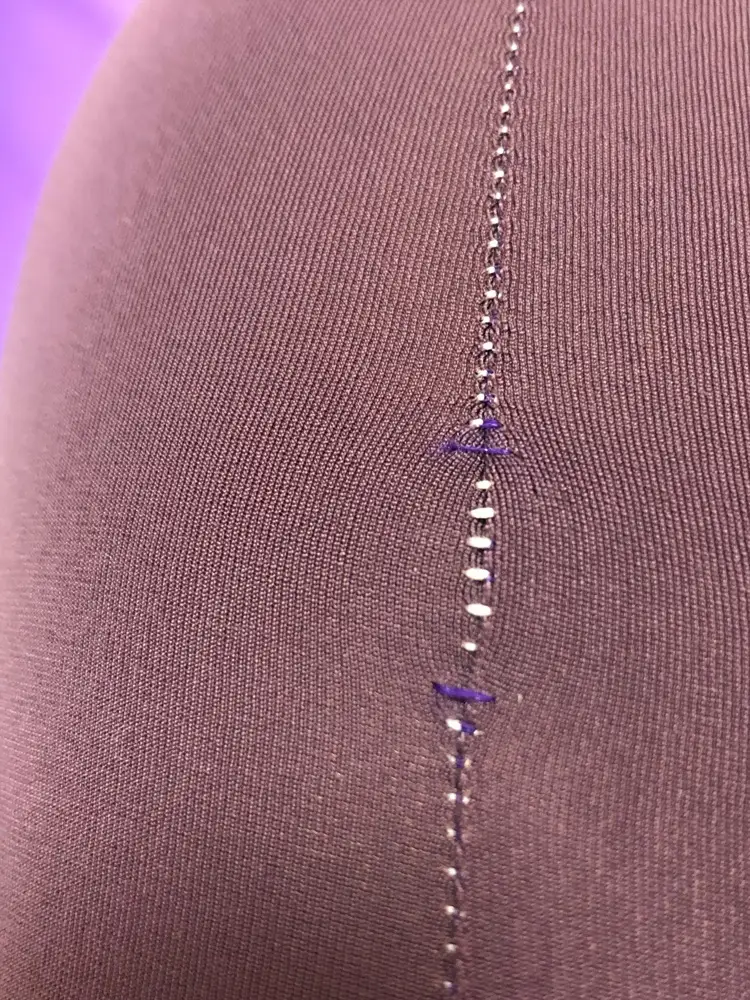 Леггинсы хорошие, материал мягкий, приятный к телу, во время приседаний не просвечивают. На теле сидят плотно, но не сковывают движения ни капли. Пришли с браком: расходится шов на левой штанине. Отказалась, пожалуйста, не учитывайте в проценте выкупа.