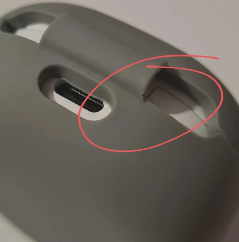 Плюсы: Красивый цвет, чехол  приятен на ощупь. На buds 2 сел плотно, дополнительно закреплять не пришлось. Индикатор заряда слабо, но просвечивает сквозь силикон.  
Минусы: перекрывает гнездо зарядки, придётся как-то сдвигать каждый раз. В месте, где перемычка соединяет две части кейса, уже есть надрыв (на фото обозначила), думаю, долго не прослужит