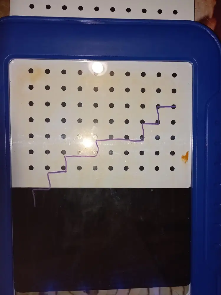 Планшет получили. Ребенку долгожданная игрушка развивашка. Только никак не пойму как использовать. Сначала в отверстие просовываешь черный листок, потом листок с рисунком и нужно рисовать на стекле? А чем стирать.
