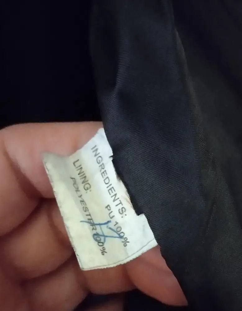 Этикетка внутри на куртке какая то грязная, затертая. И сверху была ещё этикетка, а она срезана .на фото видно.