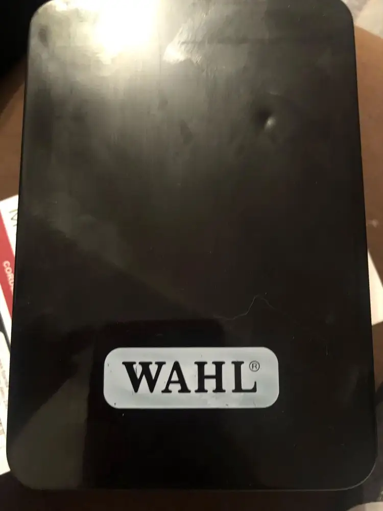 Приехал , в красивой металлической коробочке, правда слегка помята) ну ничего) сам шейвер в отличном рабочем состоянии, порадовало, что в комплекте доп сетка и лезвие запасное. Вообще топ. Кто не знает, это не тример, убирает только короткую длину, которая и остается после машинки. В общем я доволен , спасибо.