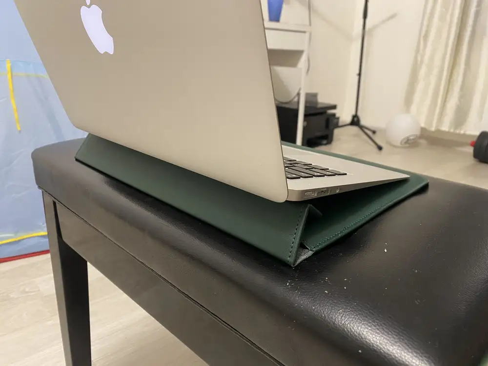 Идеально подошел по размеру для MacBook 13. Передняя стенка с небольшой подложкой для прочности, от легких механических воздействий защитит. Задняя стенка просто ткань, хотелось бы, чтобы сделали подложку тоже. Только для хранения и защиты от царапин.