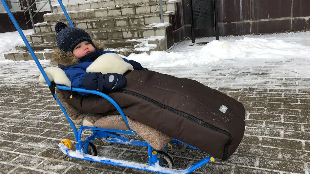 Отличный конверт, покупали по рекомендации друзей, которые гуляли в таком же конверте при температуре -25. Тёплый, удобно, что расстёгивается с 2х сторон, ребёнок сам просится в него завернуться. Покупала для санок, точно лет до 5 пойдёт. Ребёнку 2 года, места много, большой запас по длине. Для крупных деток может быть неудобен из-за того, что узкий.