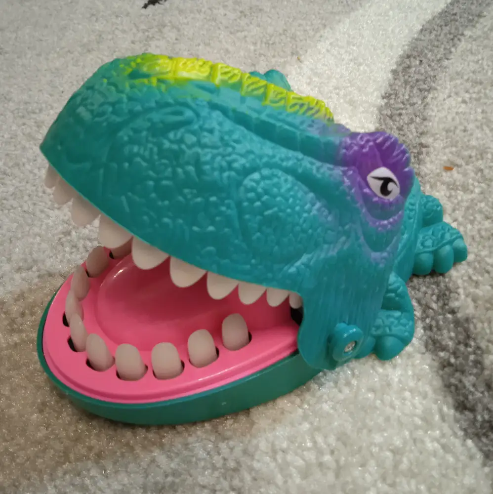 Спасибо за игрушку! Сын 2,5 года очень рад. Не расстаётся с этим динозавром. Зубки сверху мягкие, кусает неожиданно, играючи нежно