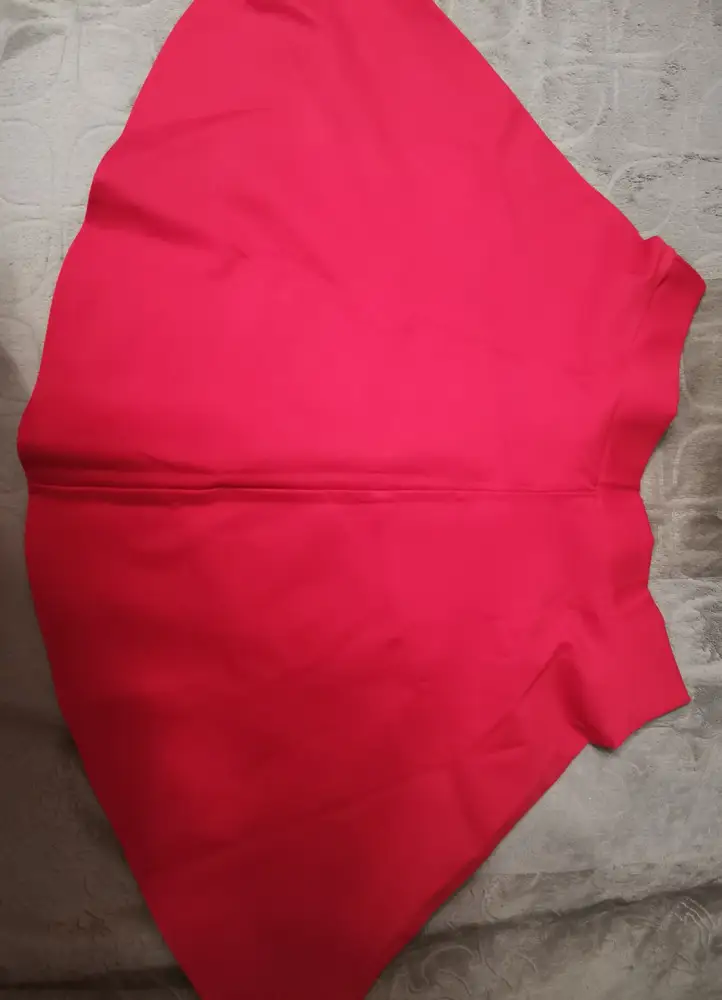 Хорошая юбка, цвет ярко красный как на 2ом фото