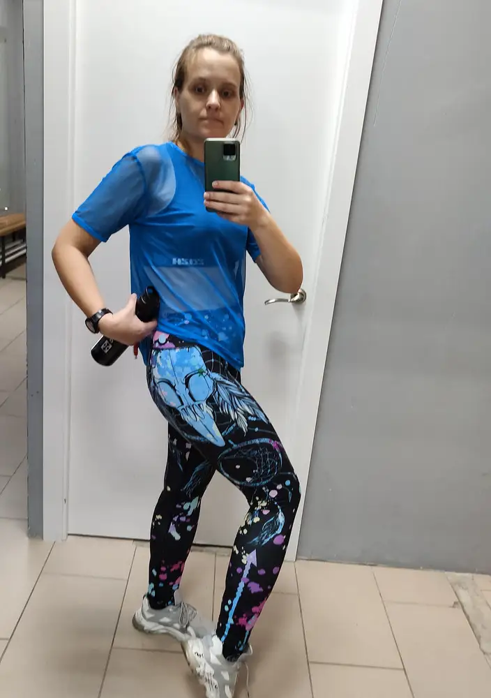 Лосины бомбические.
неожиданно плотные внутри, не просвечивают. Яркие, удобные. Ношу и в зал, и на велике в них катаюсь и радуюсь.