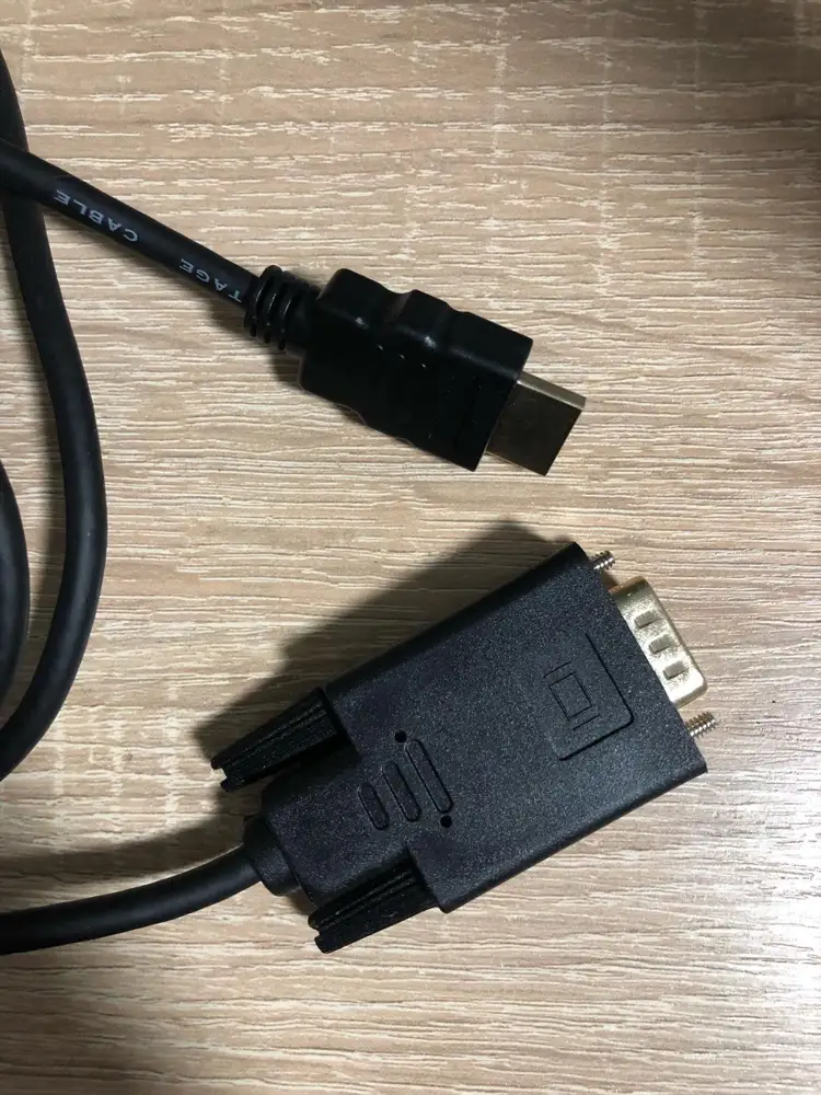 Работает, подключаю ноутбук hdmi ко входу монитора vga. Сняла звезду за эргономичность: откручивать и закручивать болтики для фиксации vga  максимально неудобно из-за формы 