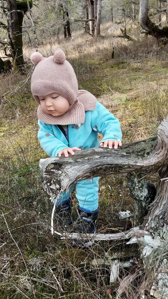 Хорошая шапочка,малыш её даже не снимает.