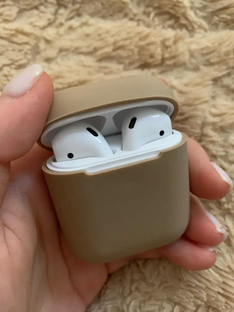 Хороший чехол, правда надо его натянуть сильно, что бы было как раз, и когда открываешь кейс, он не до конца открывается из за того что чехол немного маловат, а так прикольный)