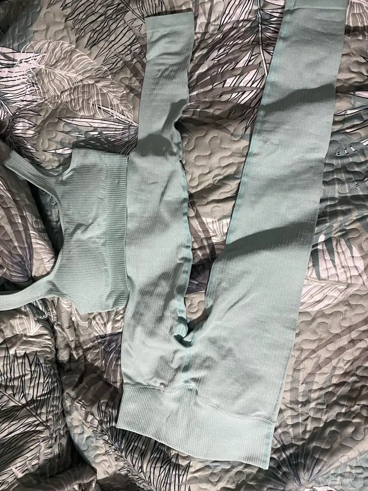 Качество просто на высоте🔥,придраться не к чему,безумно приятная ткань,размер соответствует 