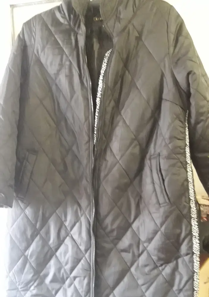 В целом куртка мне понравилась. Пуховиком ее назвать, конечно нельзя.  Она скорее утепленная. На осень-весну. Фасон ближе к спортивному. Смотрится хорошо. Пошив аккуратный. На мои 160 до середины икры. Хотела чтобы было как на модели, взяла на два размера больше и не прогадала. Куртка маломерит на размер.  Полностью соответствует фото. Единственный минус это слабоватая молния. Выкупила. Всем довольна. 