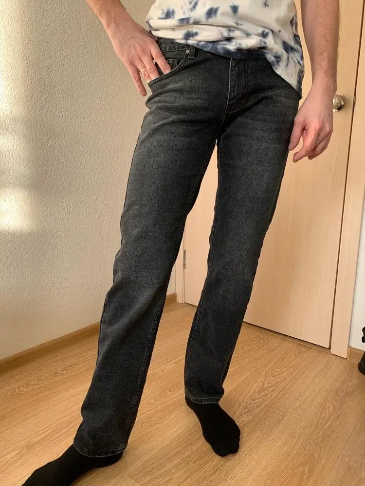 Хорошие джинсы, но можно было бы немного заузить фасон внизу. Флис не толстый, это хорошо, джинс смотрится тоненький. 