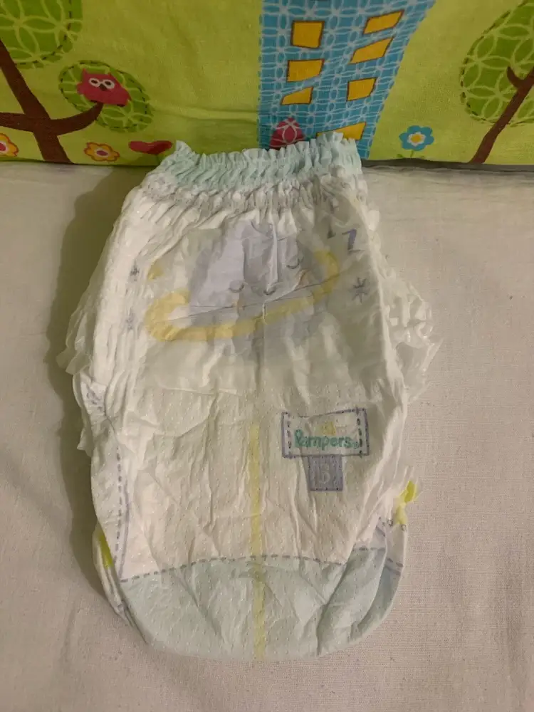 Попробовали новинку от фирмы pampers линейку premium care обновленные ночные трусики. В размере 3 для весовой категории 6-11 кг трусики идут в количестве 28 штук. В упаковке представлены 2 дизайна (месяц и луна), на оборотной стороне написаны нежные приятные слова: «сладких снов», «спи, моя радость, усни». Сразу оговорюсь трусики не яркие, не красочные. Поясок у трусиков мягкий, нежный. Манжетики на ножках плотно прилегают, защищают от протеканий.  есть индикатор влаги. Есть лента для утилизации. Из пачки нет резкого запаха, отдушки, как присутствовало ранее у фирмы pampers. При использовании, в отличии от ранее опыта с pampers, сейчас нет покраснений и аллергии #честноОпамперс