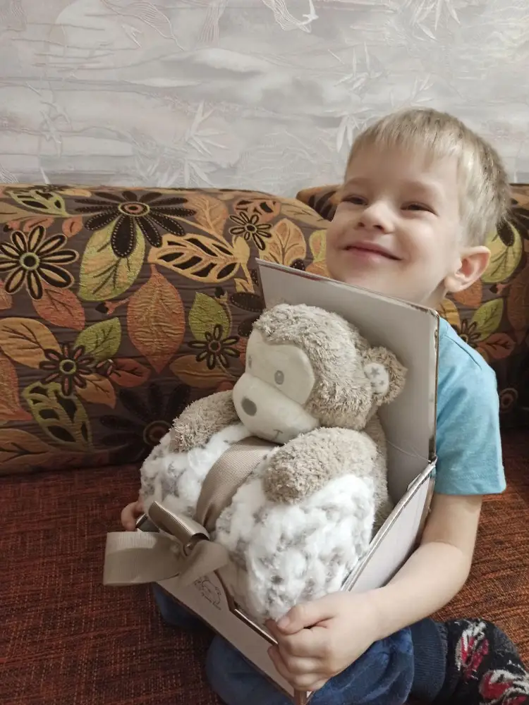 Подарок малышу на рождение от старшего братика😍выбирал сам, теперь укрывает его постоянно, а обезьянку забрал себе😁
Набор красиво оформлен, качеством довольны 👍