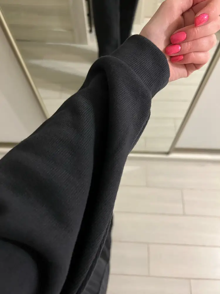 Шикарный, качественный костюм. Цвет безумный - графит. На мне сидит свободно, я ношу 40/42.