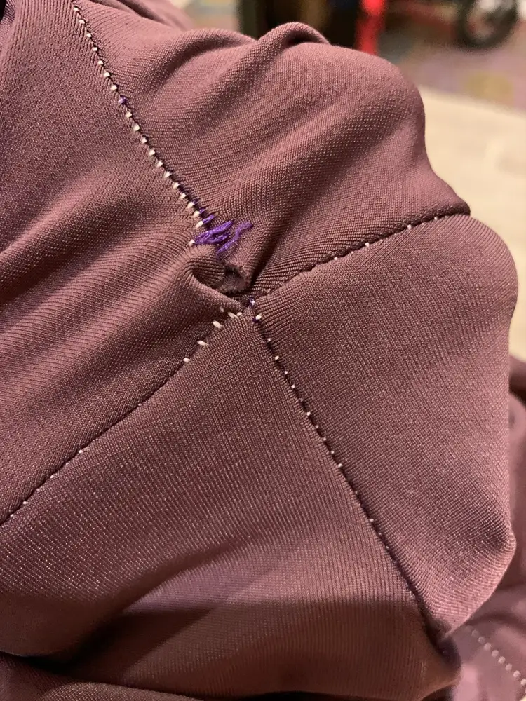 Штанки красивые, плотные, ткань вправду необычная, не ощущается на теле. Но рвутся по швам. И проблема видимо в качестве ниток, которые не выдерживают. Стоит просто потянуть штанишки за швы и нитки лопаются. После каждой тренировки приходится зашивать, что, конечно, портит внешний вид.