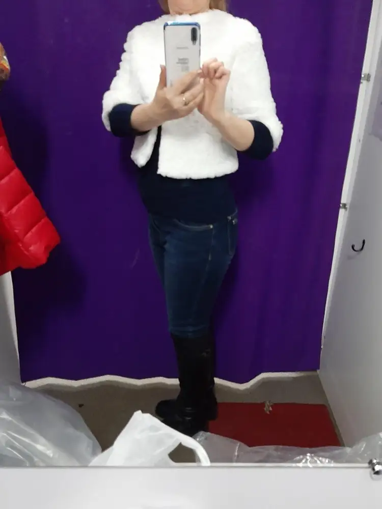 Не взяла,маломерит в плечях узковата.На трех пуговицах , немного полнит,взяла капучино .Села лудше.