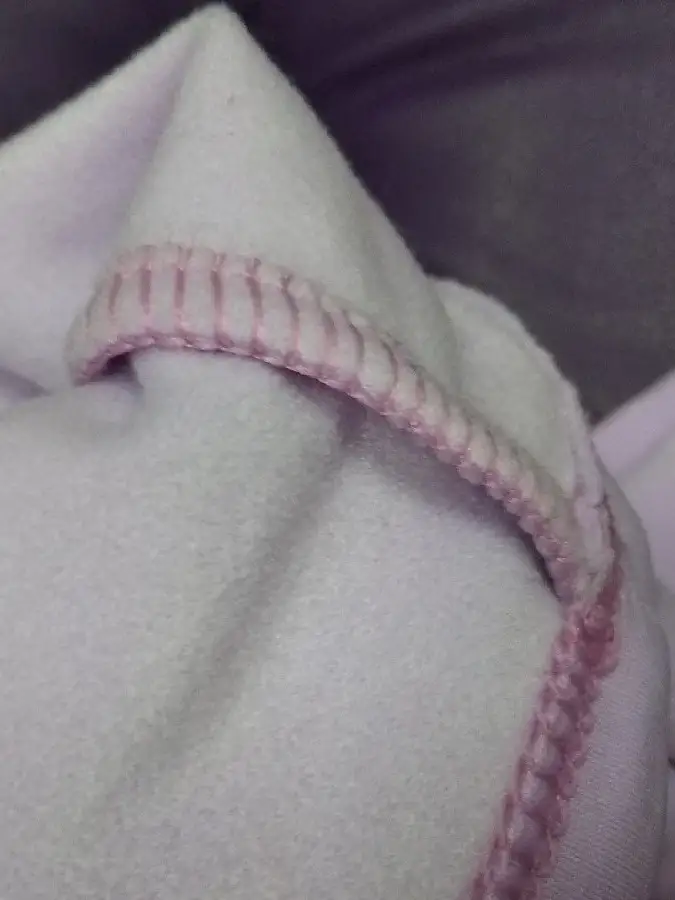 На рост 160 см. ОТ 66-70 см - в зависимости от того, как накануне покушала :-) ОБ 92 см. Штанишки сидят как-то так. Длинноваты малость... Пояс конечно тоже выше пупка ))) Все мои недостатки подчеркнулись конечно. Ткань интересная, на фото с изнанки она чуток махровая и очень приятная к телу. Пояс сдвоенный - держит леггинсы на талии - не сползают. Цвет красивый, и он скорее бледно-лавандовый. НО - возврат потому что просвечивают (((( Сейчас хожу в Рибок темно-синих - там даже намека нет на просвечивание и на контур нижнего белья. Покупать еще отдельно белье для дорогих штанишек не хочу... звезду сняла за прозрачность ткани и за длину (для невысоких девушек не подойдет).