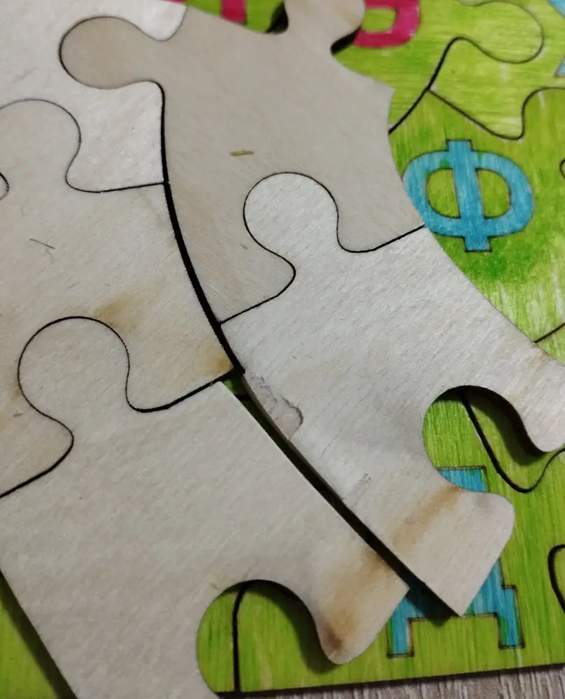 Сам пазл не плохой, но пришлось зашкурить в двух местах между буквой Ц, И и З. Не ровные места к сожалению остались. Раскрасили сами.