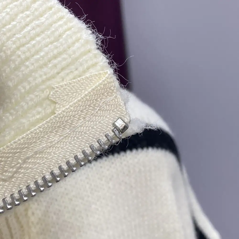 В целом кофта нормальная, но не более того. Цена качество. В расстегнутом виде не стала бы носить (см.фото). Поэтому отказ