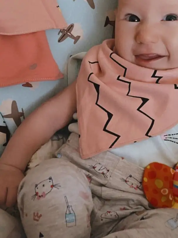 Классные слюнявчики👍🏼 плотные, на кнопках в два размера, отлично подошел на 3 месяца и еще носить не переносить) хороший дизайн, качество ткани отличное