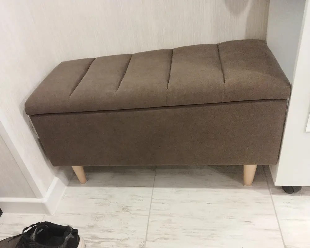 Отличный пуф. Приехал целый, упаковано всё на совесть. Ценник - мое уважение. Сборка - прикрутить ножки и всё.