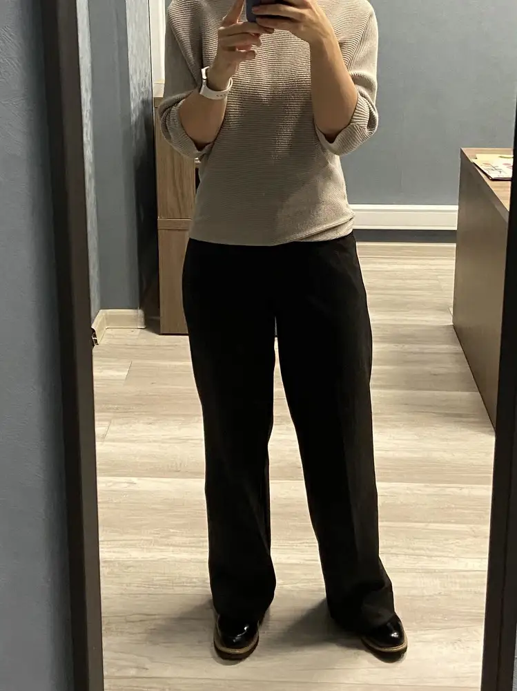 Отличные брюки, размерной сетке соответствуют, на холодную осень очень хорошо подойдут, зимой тоже буду носить. Ткань мягкая, тянется, рисунок меленькая клетка. Пояс на резинке и ремень тоже есть. Очень довольна лекалом, сели отлично, все что надо скрыли. На рост 163, размер М я 4,5 см подшила, чтоб было в пол. Производителю, спасибо!