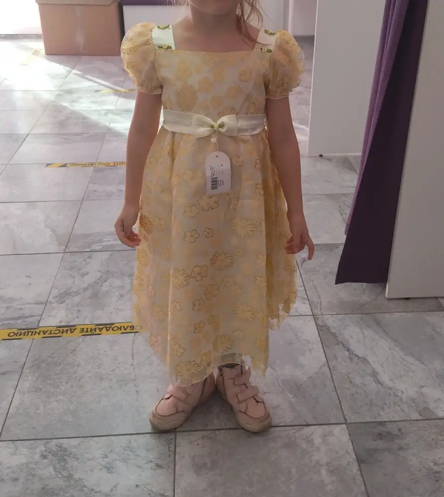 Неожиданная длина. Прям миди. Материал верха стеклянный, хлопок внутри мягкий. В целом смотрится отлично.