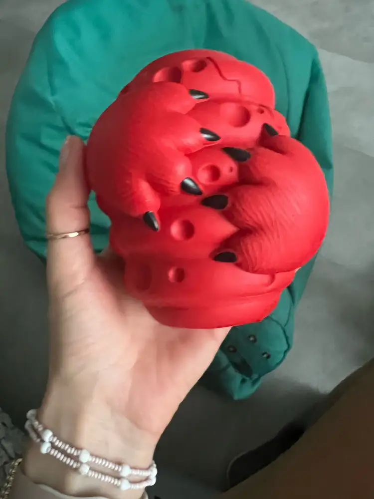 Отличная игрушка, даже функциональней дорогущего конга, а по качеству материала не уступит. Ооочень прочная резина. Следов зубов даже не остается. Спасибо большое.