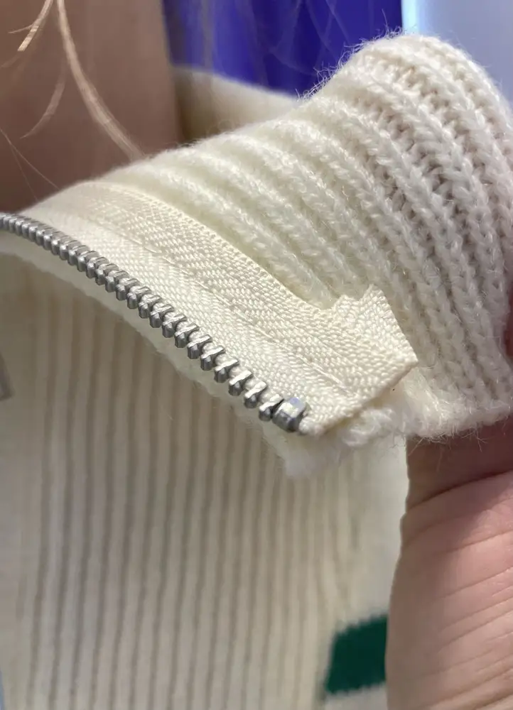 Цвет насыщенный, сам джемпер не колючий. Качество не понравилось. Торчат нитки, молния пришита не аккуратно. Рукава короткие (на 170), поэтому отказ, к сожалению.