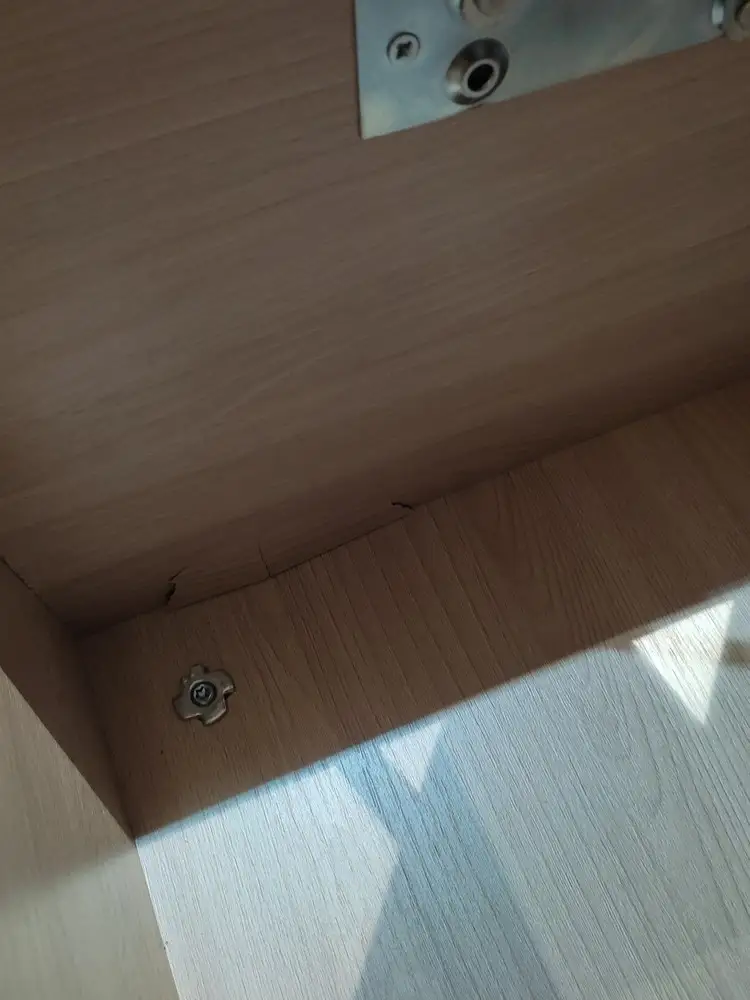 Не буду портить рейтинг магазину плохим отзывом. товар пришёл с браком, были повреждения во внутренней части, с обеих сторон по стенкам.сам пуфик с внешней части в идеальном состоянии,упакован в коробку. поэтому за такую сумму 3385 в принципе оставили. Но считаю что товар с браком нужно снимать с продажи,а не брать за него ещё платный возврат 1000 рублей. 4 звезды, но так за брак и платный возврат за такой товар то твердая бы 2 была. Цена на пуфик - ваш плюс в данной ситуации.