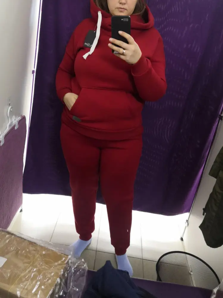 Очень понравился. Выбирала сестре она похудее, ей будет супер. Мне в обятяжку (я 54р). Цвет насыщенный, красивый.